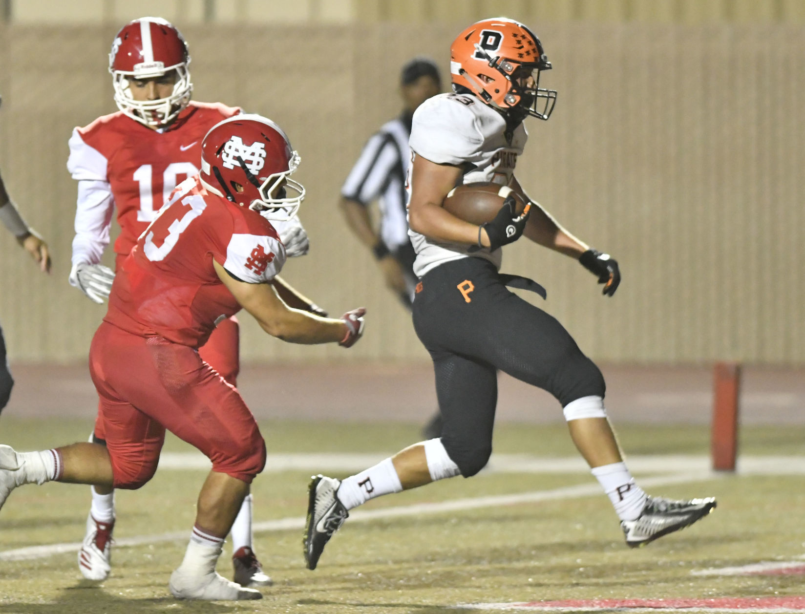 083118 SY SM football 03.jpg